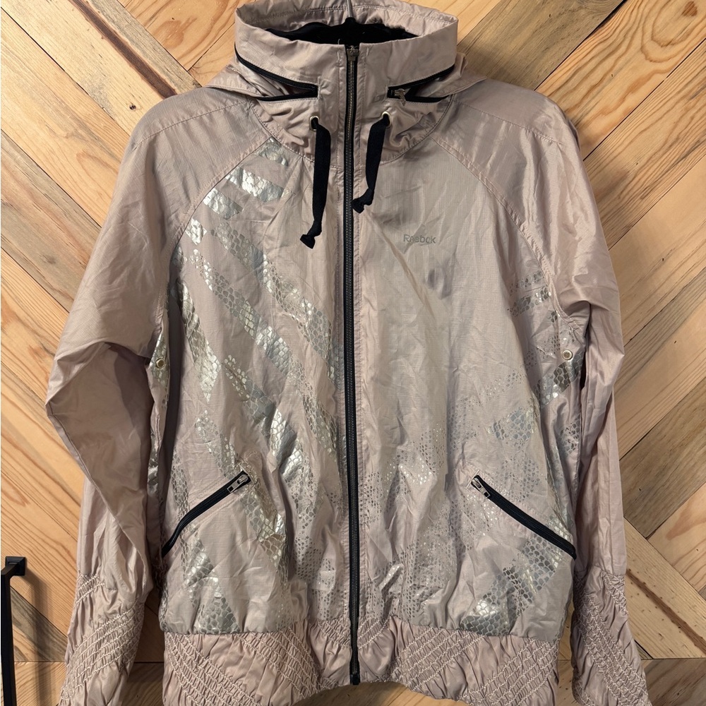 Y2K Era Vintage Reebok Women's Tan Windbreaker w/ Silver Foil Accents. 
Sz L.